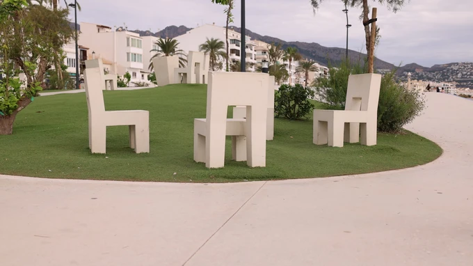 Modern Outdoor Seating in Urban Park