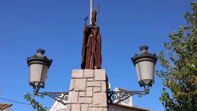 Monument with Dual Lamps