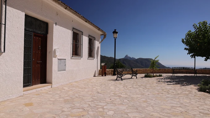 Sunny Courtyard with Mountain View