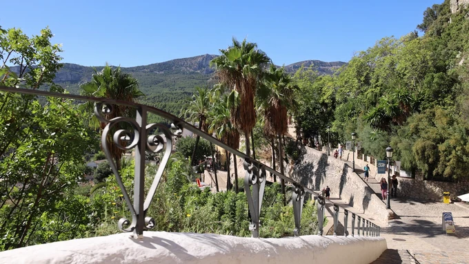 Scenic Pathway in a Mountainous Region